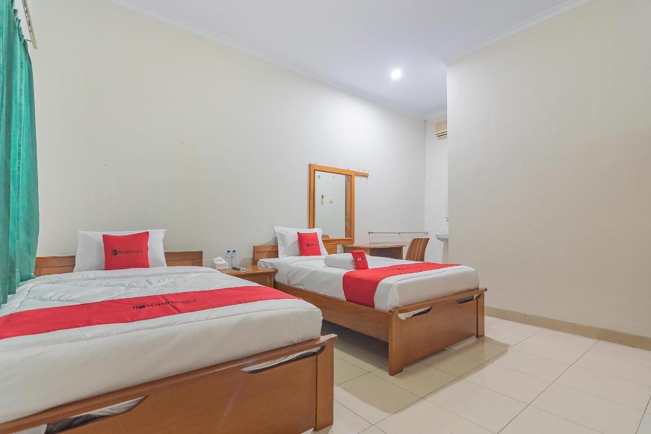 Hotel Reddoorz @ Pemuda Street Cirebon Exterior foto